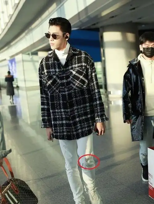 大厂男孩!王子异穿格子外套配高领内搭,梳背头气质如高冷王子