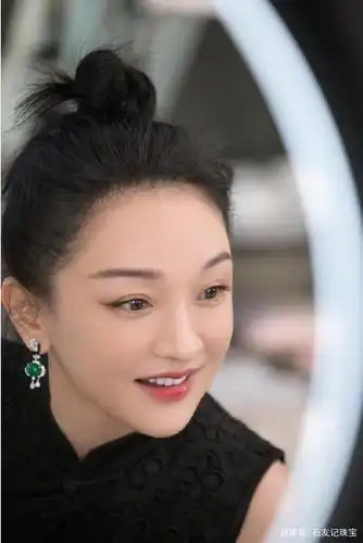 周迅现身薇娅直播间带货,无袖旗袍加满绿翡翠耳坠,太有气质了!