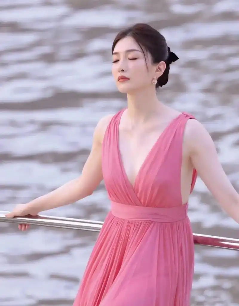 江疏影一袭粉红深v裙,长得干净温婉,美丽身姿,皮肤白得发光,性感妩媚