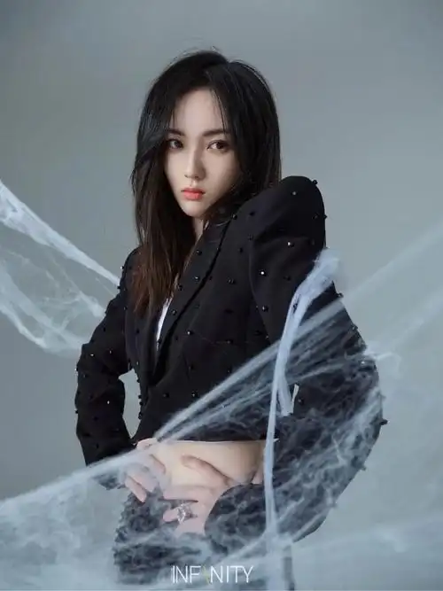 赵嘉敏没有拿爽文女主剧本一样活得自信从容