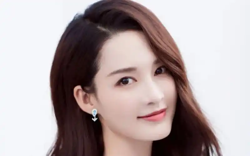 李沁笑起来整个世界都变了,让人看了一眼就要沦陷