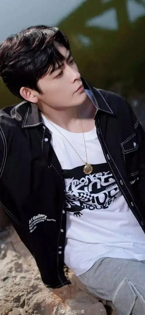 是我心里那一抹暖暖的温柔,想起你便忍不住嘴角眉眼含笑@演员李欣泽