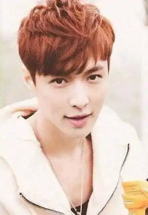 张艺兴是这四个人里比较特殊的一个,没有吴亦凡高大,也没有鹿晗外表