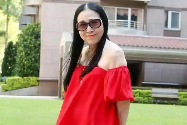 百亿身价富婆60岁开出三大条件公开找小鲜肉,网友:过分了啊