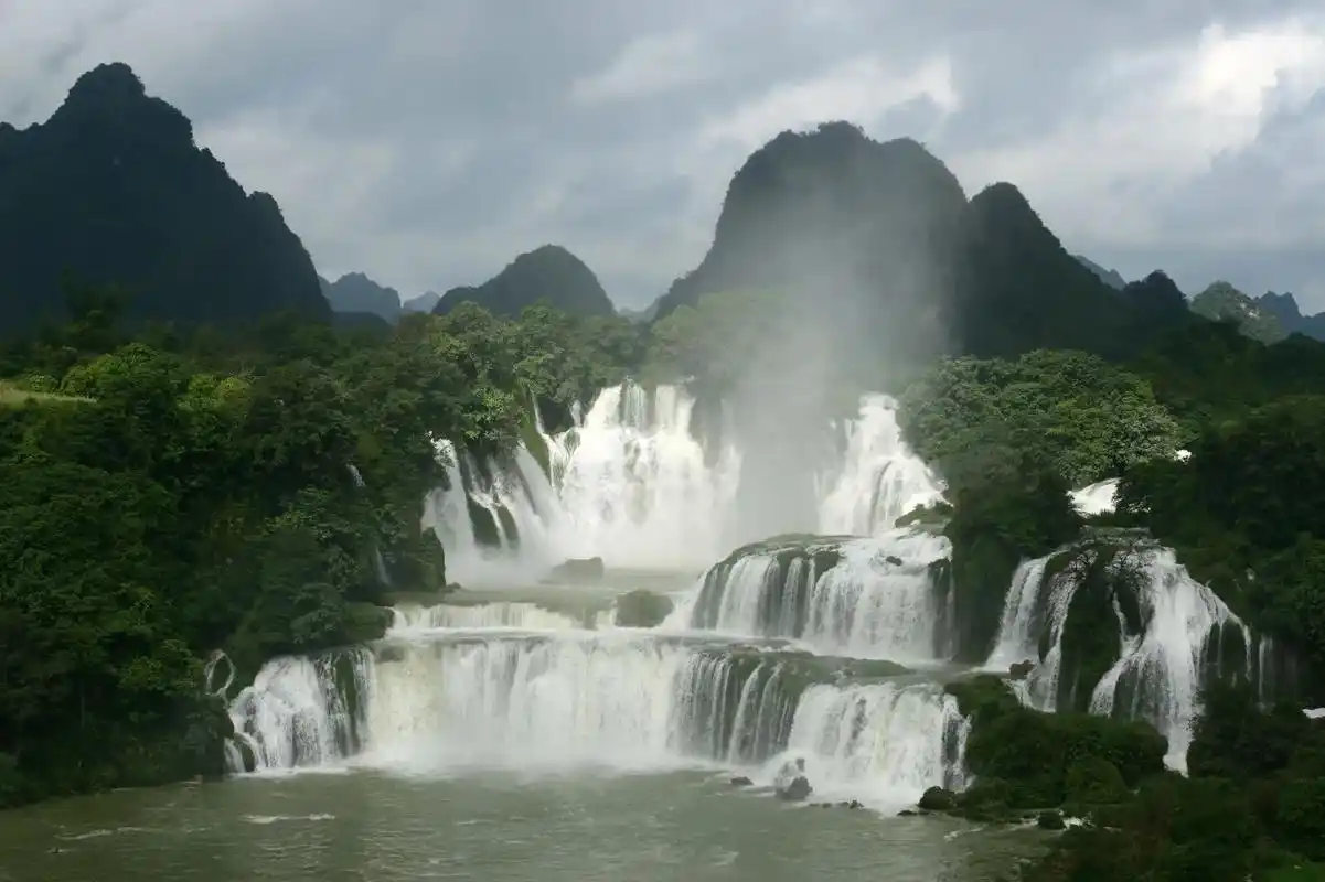 德天瀑布 2003.壮美河山 14        位于广西大 - 抖音