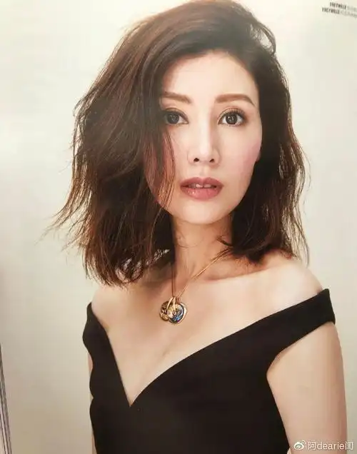 "混血美人"李嘉欣晒照!乌黑大眼似葡萄,一旁黎姿戴金链显贵气