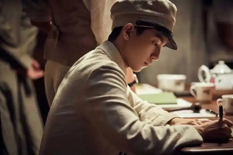 戏份短短几分钟,王俊凯《1921》凭什么出圈?_邓恩铭_少年_观众