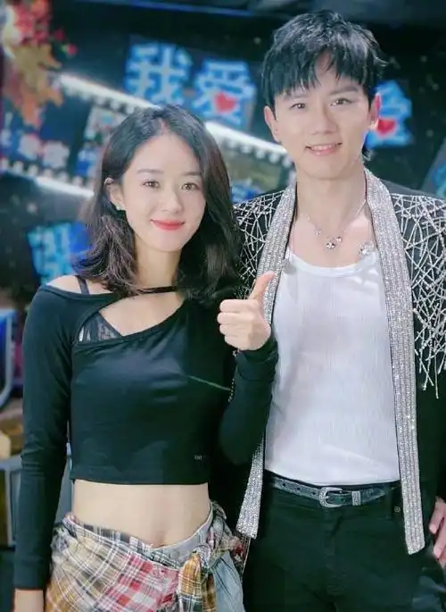 曝王一博戴假发和赵丽颖看演唱会更多细节被扒王一博方回应