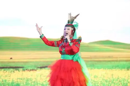 草原灵魂歌手萨仁深情歌颂永远的乌兰牧骑
