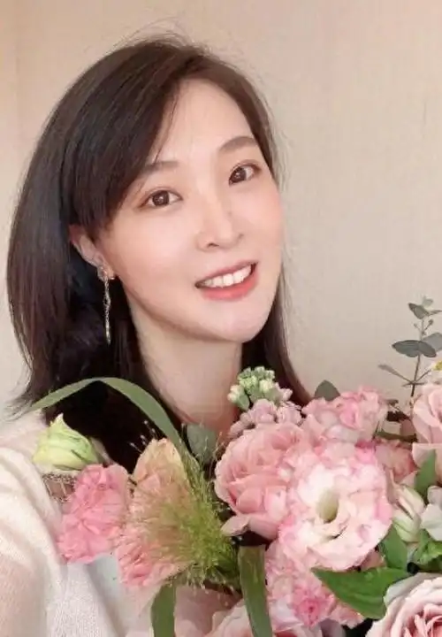 演员何冰:为何结婚几十年0绯闻?看看妻子是谁就知道了