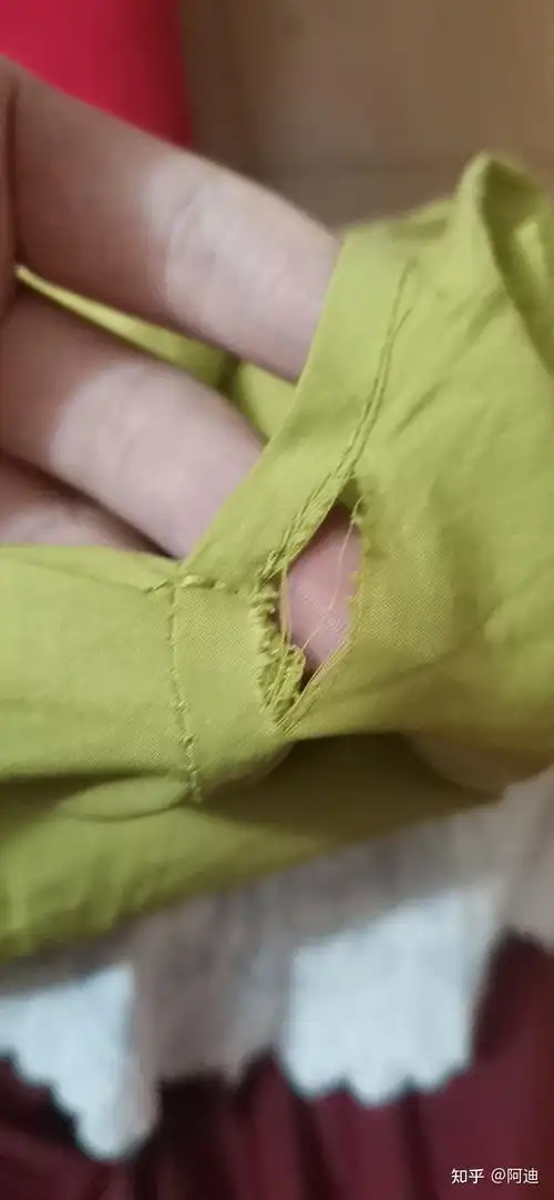 实体店买的衣服穿了一天不到就破了怎么办呢