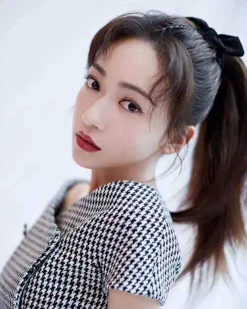 简介:吴谨言性感靓丽写真图片,分享一组吴谨言图片给大家,图中的明星