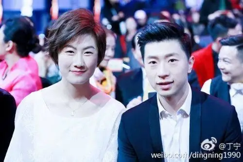 体坛风云人物颁奖,马龙挽丁宁似情侣,傅园慧着装太劲爆!