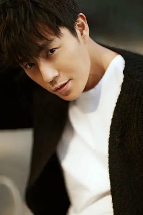 《无证之罪》热播 秦昊写真还原帅气高颜值