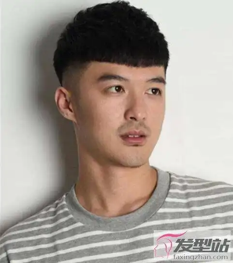 男生齐刘海两边剃发型 这样剪短发帅气又吸睛