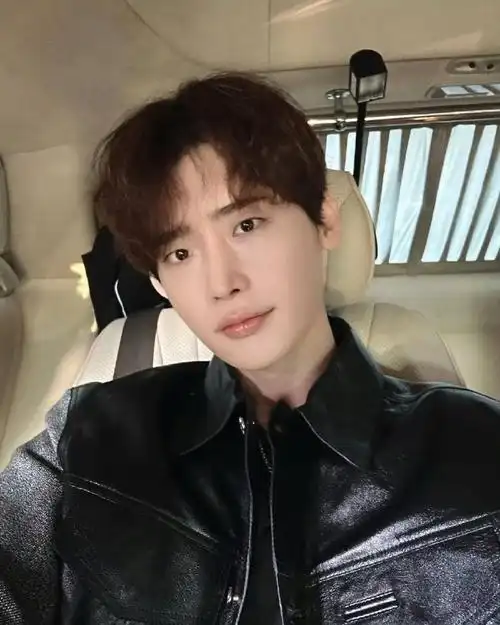 李钟硕晒新自拍##李钟硕新自拍照