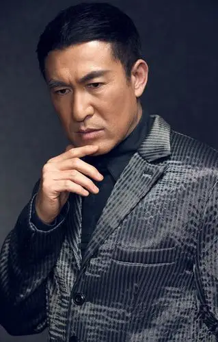 肖荣生战争威严犀利曝写真上演眼神杀