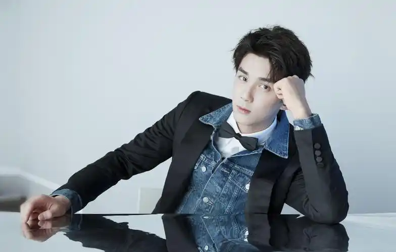 19岁吴磊西装配牛仔衫!土味穿搭居然有型男气场,简直帅过泥石流