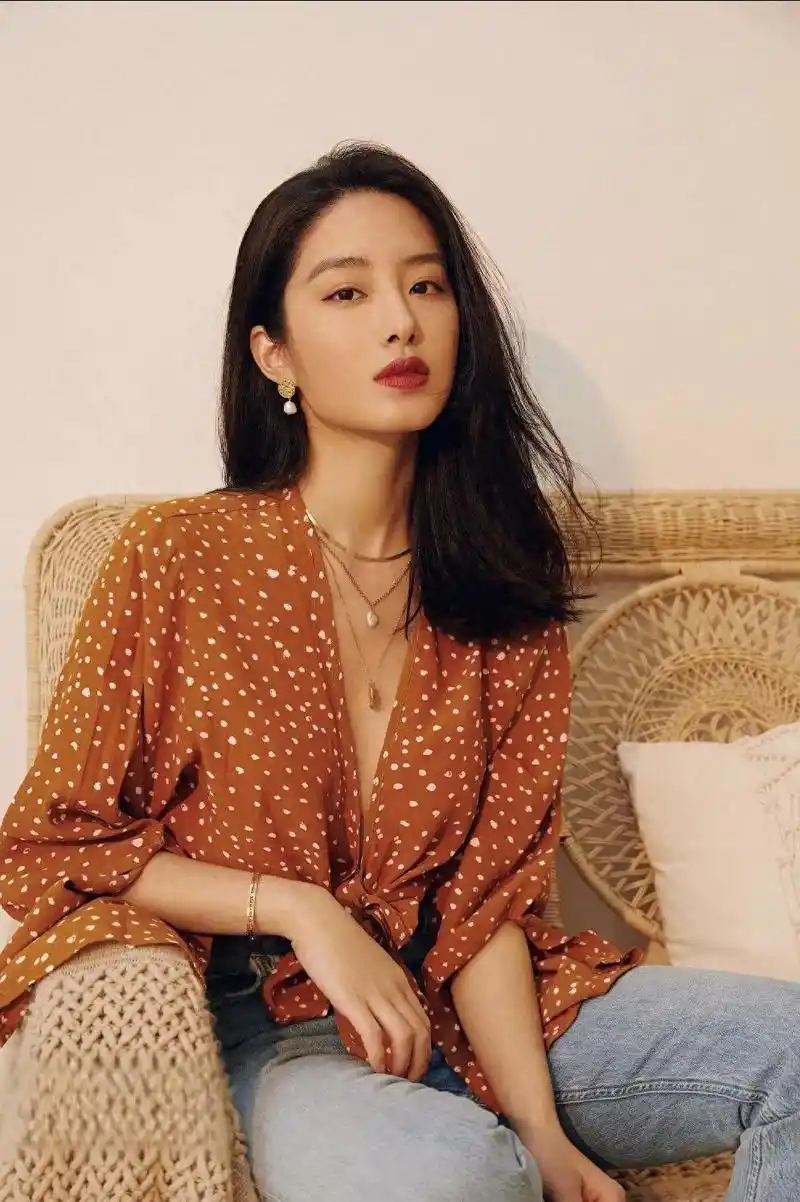 杨采钰穿搭大揭秘:简约不失个性,时尚与优雅并存!