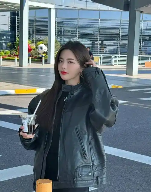 跟着杨超越学习冬天如何穿搭,既时尚又减龄,甜美女生必备_毛衣_皮夹克