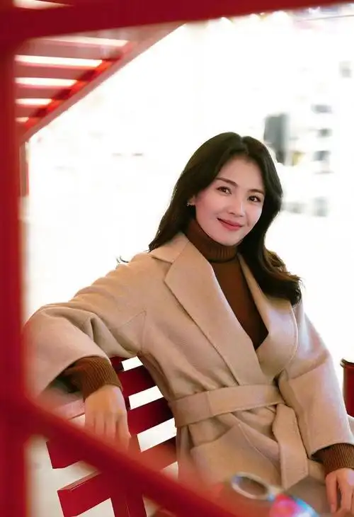 刘涛衣品真不错,演绎两套秋季气质型穿搭,西装干练大衣优雅!