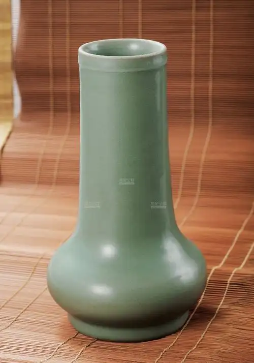 明 龙泉青釉直颈瓶