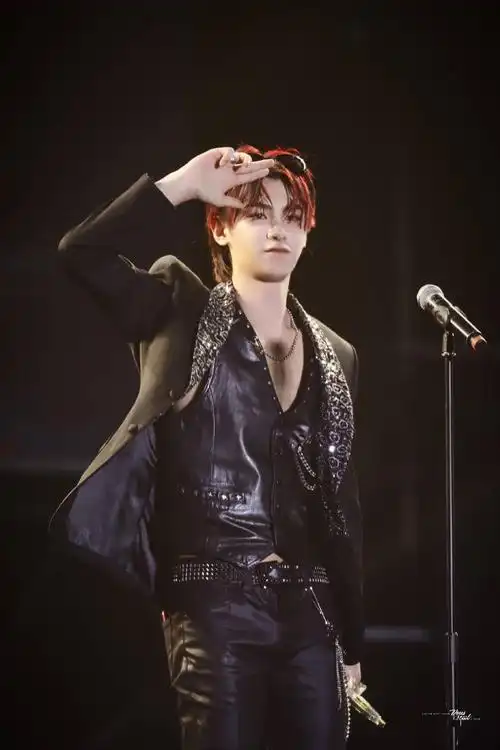 黄明昊不羁发型搭配超酷皮裤,时尚帅气十足,酷酷的男孩很优秀.