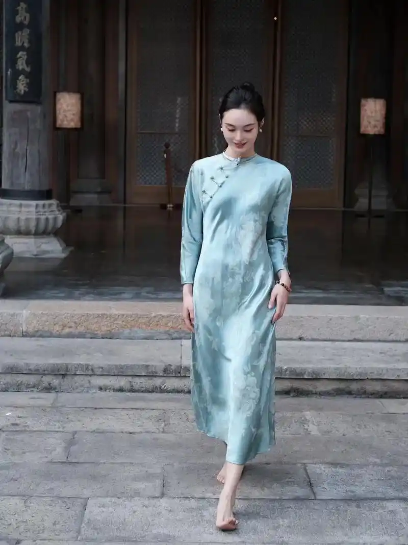 这件真丝水蓝色的芙蓉花旗袍,不仅保留了原有特 - 抖音