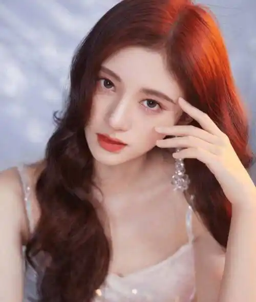 原创鞠婧祎为了美特地穿学生装坐树上拍照镜头拉远坐姿亮了真怕硌着你