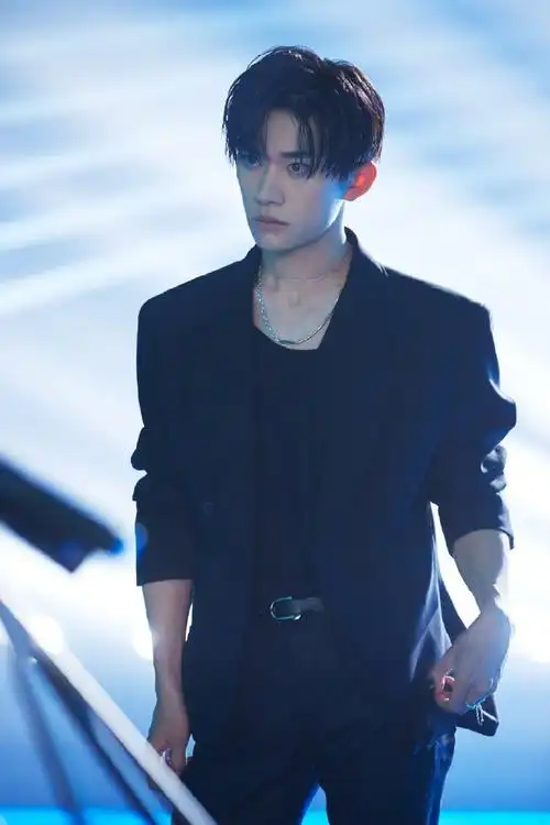 易烊千玺绝对领域之锁骨  翻相册突然看到嘿嘿嘿嘿嘿嘿@tfboys-易烊