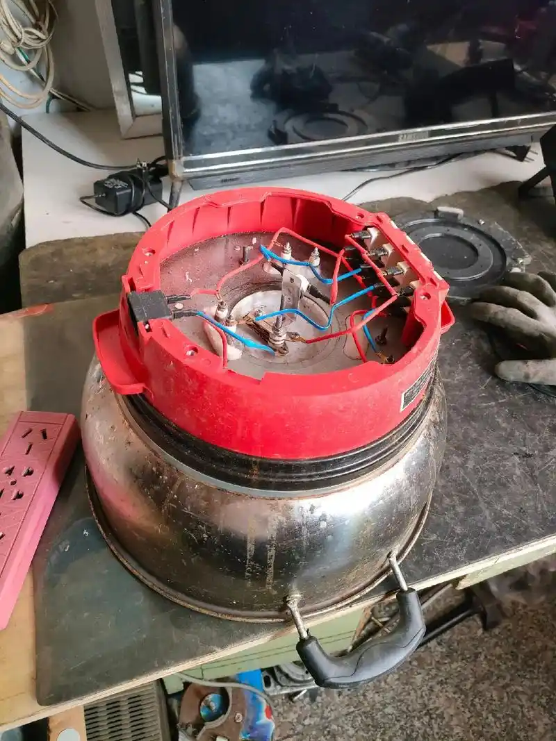 家电维修.用户带来一台电热锅修理 用户反映,锅太慢了,做饭把 - 抖音