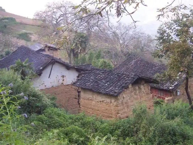 72平方公里,海拔2000米,年平均气温16.5℃,年降水量125