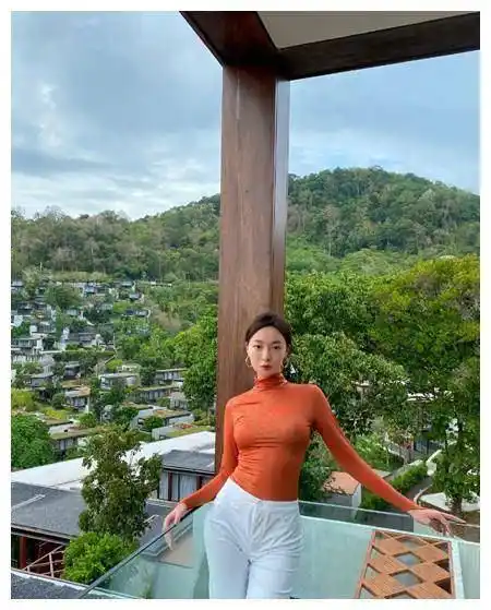 23岁赵尧珂好丰满,罕见紧身打底凹凸感十足,这"马蜂