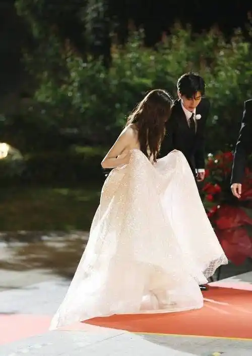 跑男再曝新路透蔡徐坤穿黑西装化身司仪杨颖婚纱造型显臃肿