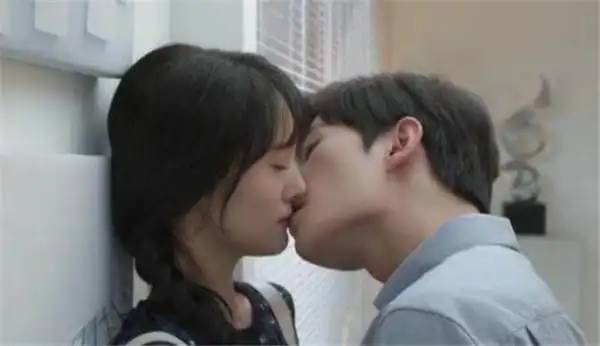 杨洋郑爽吻戏是真亲舌吻到嘴麻 杨洋说和郑爽吻戏有反应不能控制