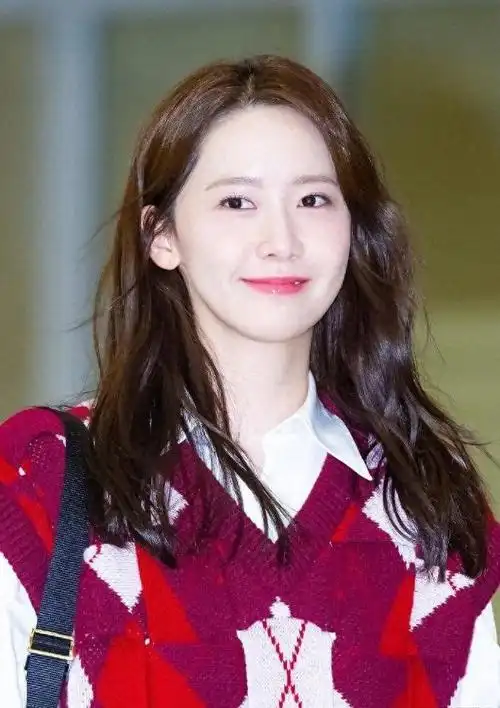 看起来好乖林允儿最新机场美照