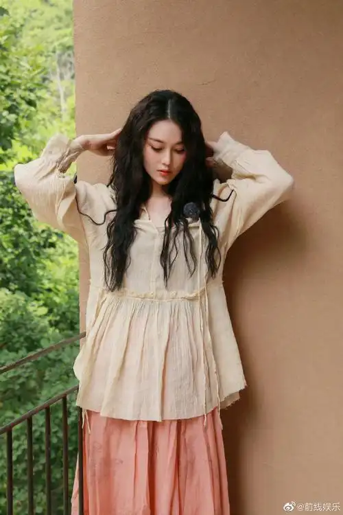 张馨予羊毛卷造型#张馨予换发型啦,这长卷发好好看,短发干练,长ⅱ