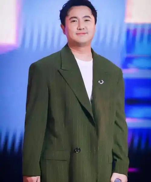 沈腾逗趣回复网友评论,不愧是军艺校草,亚洲第21帅委屈他了_回应_质疑