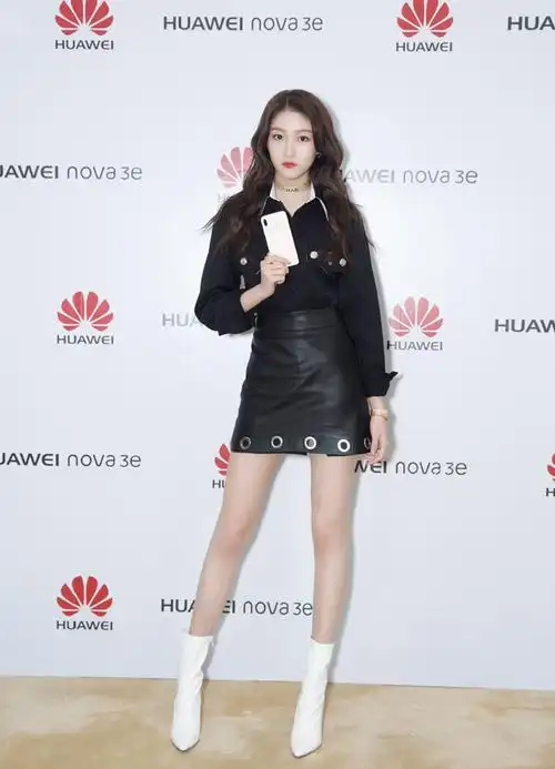 关晓彤罕见叛逆,皮裙"反着穿"还不算,还学阿姨辈烫卷发真大胆_时尚