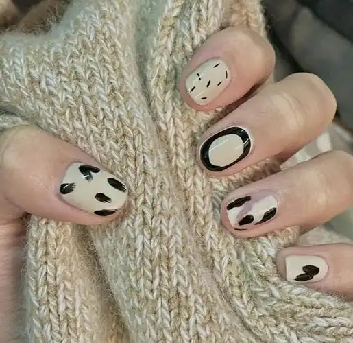 catwangnail日系ins风手绘涂鸦美甲片米白色穿戴甲手工定制美甲