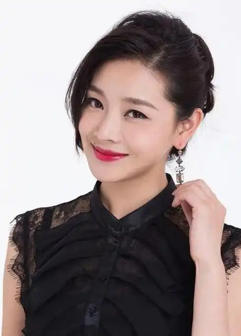 王维维的惊艳美照,身姿窈窕,楚楚动人!__财经头条