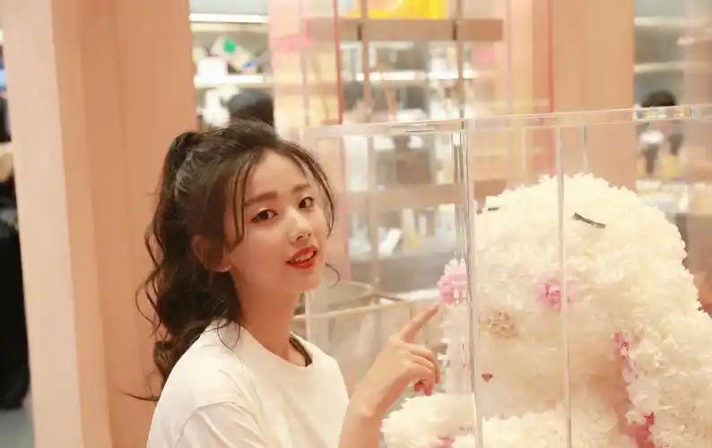 《青春有你2》左卓甜美可人商场照