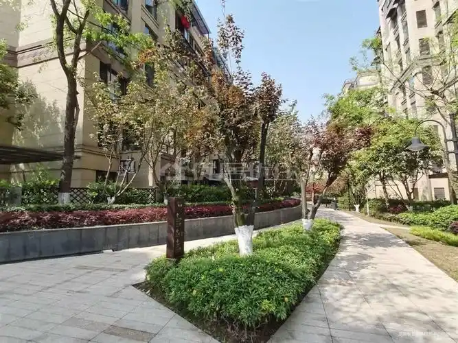 龙湖紫云台湖山著4室2厅3卫146.64㎡南北165万