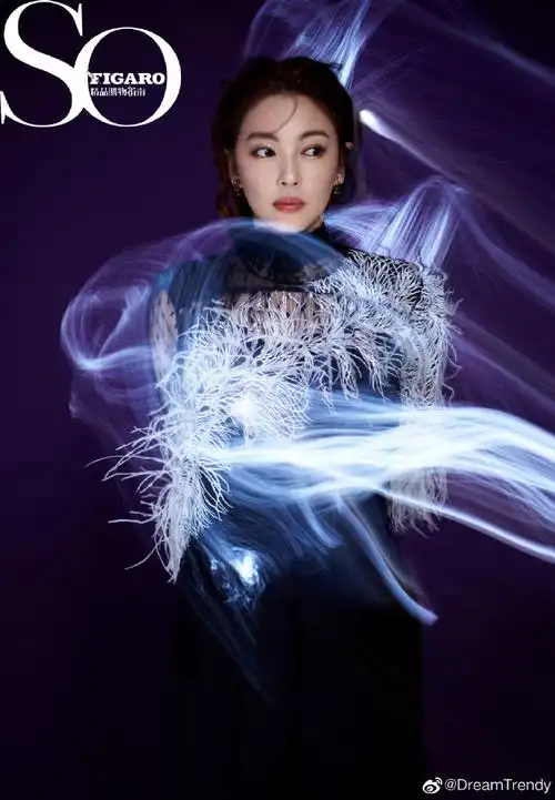 张雨绮流光泼色大片##张雨绮湿发麻花耳环