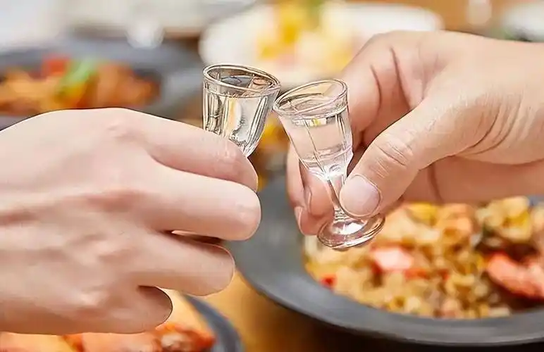 夏天喝酒有讲究,注意这"3个要点",能让你喝酒更舒心_口感_酒精_乐趣