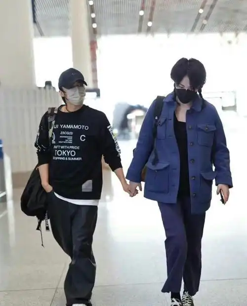 谢霆锋身高再惹争议与王菲同框矮了一截脚上厚底鞋抢镜