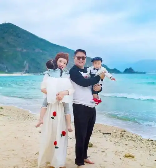 2007年的一个深夜,博纳老板娘臧黎璐接到一个女人打来的电话,我已经和