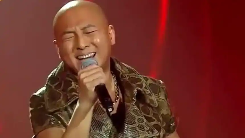 周晓鸥是英雄末路还是东山再起当一个光头鼓足勇气重新站在《我是