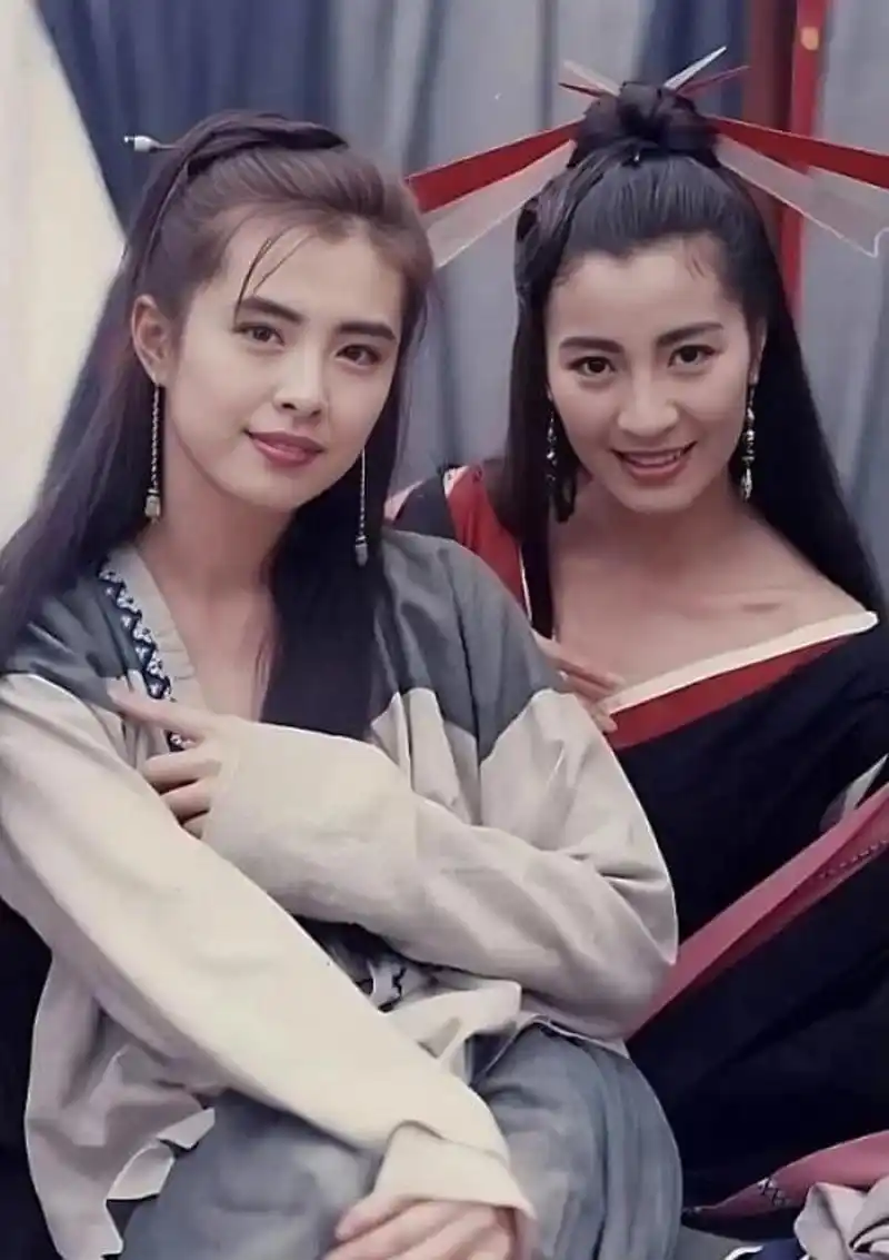 杨紫琼年轻时的旧照,很美很飒,毕竟也是当时马来西亚选美小姐冠军呀!