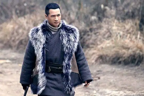 何晟铭饰演硬汉警察杨天啸.